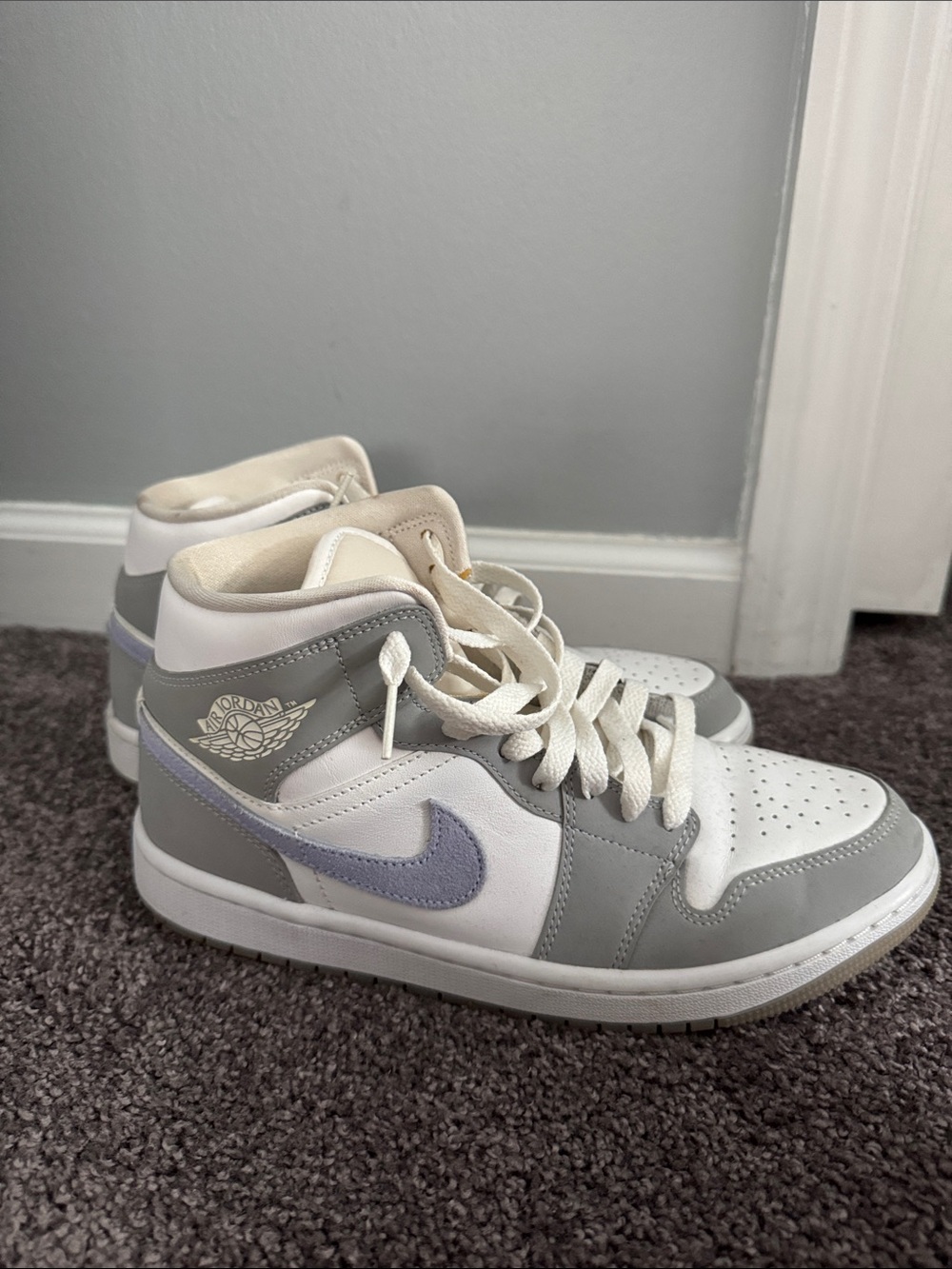 Jordan Mid-Top Sneakers in White, Light Gray and Lavender